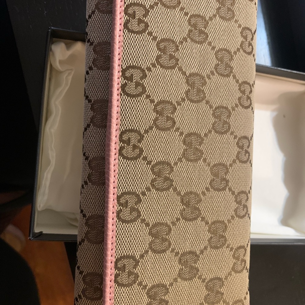 Brand new Gucci Bifold. Canvas and leather Wallet with a snap close